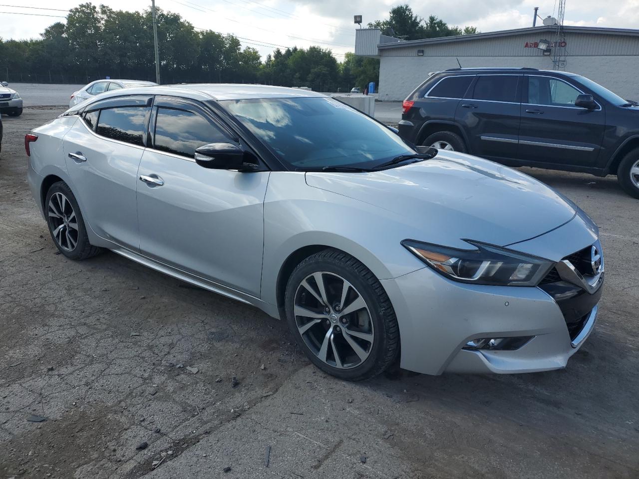 Cómo conducir un Nissan Maxima reparado durante unos años totalmente gratis