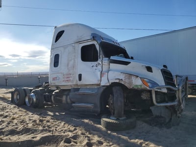 3AKJHHDR8LS****** 2020 Freightliner Cascadia 126