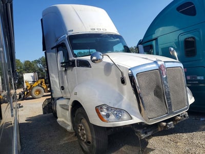 1XKYA48X8FJ****** 2015 Kenworth 310