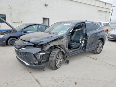 JTEAAAAH3NJ****** 2022 Toyota Venza