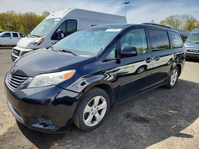 5TDKZ3DCXHS****** 2017 Toyota Sienna