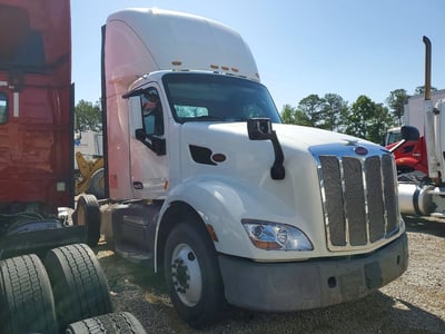 1XPBA48X6HD****** 2017 Peterbilt 579