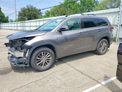 5TDJZRFH3HS****** 2017 Toyota Highlander