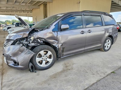 5TDKZ3DCXHS****** 2017 Toyota Sienna