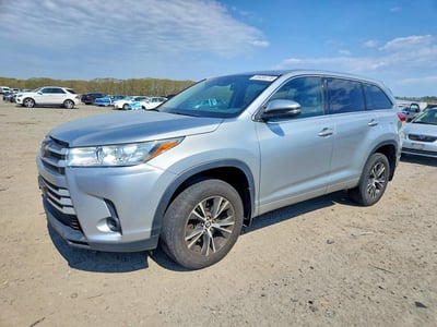 5TDBZRFH3HS****** 2017 Toyota Highlander