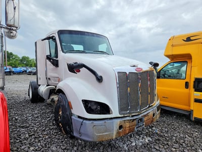 1XPBA48X8FD****** 2015 Peterbilt 579