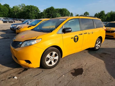 5TDKZ3DC4HS****** 2017 Toyota Sienna