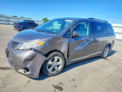 5TDKZ3DC7HS****** 2017 Toyota Sienna