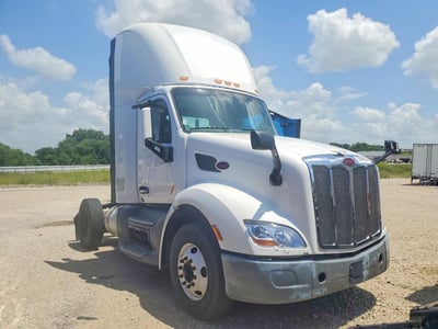 1XPBA48X6HD****** 2017 Peterbilt 579