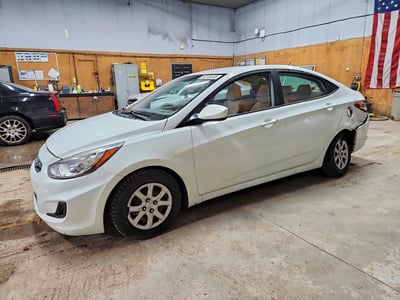 KMHCT4AE6DU****** 2013 Hyundai Accent