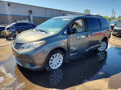 5TDJK3DC8CS****** 2012 Toyota Sienna