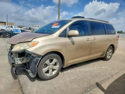 5TDKK3DC6BS****** 2011 Toyota Sienna