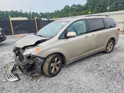 5TDKZ3DC5HS****** 2017 Toyota Sienna