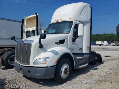 1XPBA48X4FD****** 2015 Peterbilt 579