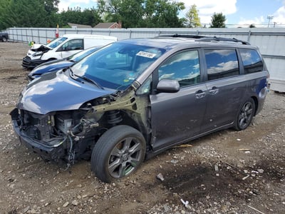 5TDXZ3DC2JS****** 2018 Toyota Sienna