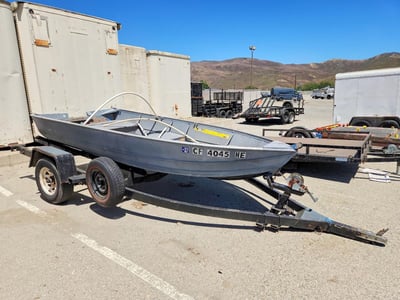 TRA6621***** 1982 Klamath Boat