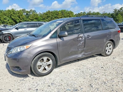 5TDKZ3DC1HS****** 2017 Toyota Sienna