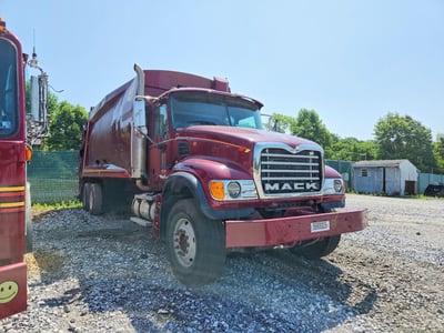1M2AG11C25M****** 2005 Mack CV713 Granite