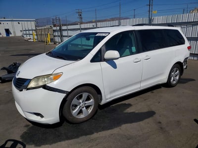 5TDKK3DC8BS****** 2011 Toyota Sienna