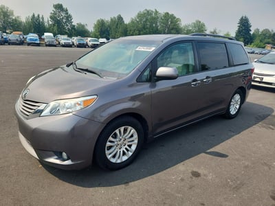 5TDYK3DC9FS****** 2015 Toyota Sienna