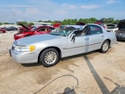 1LNFM83W6WY****** 1998 Lincoln Town Car