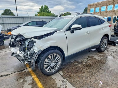 JTEAAAAH6NJ****** 2022 Toyota Venza