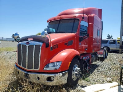 1XPBD49X9HD****** 2017 Peterbilt 579