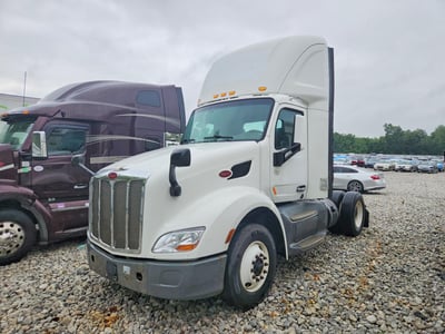 1XPBA48X6HD****** 2017 Peterbilt 579