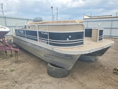 2013 Sun Tracker Boat