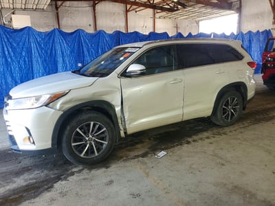 5TDJZRFH8HS****** 2017 Toyota Highlander