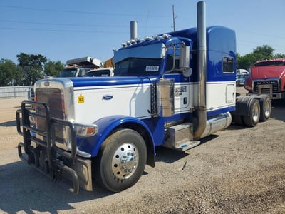 1NPXD49X7AD****** 2010 Peterbilt 389