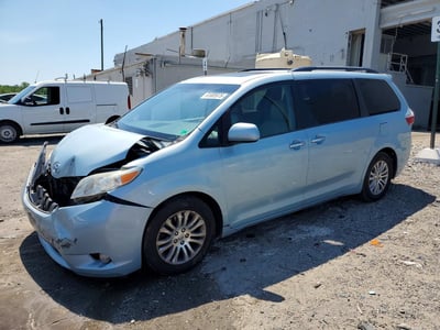 5TDYK3DC8FS****** 2015 Toyota Sienna