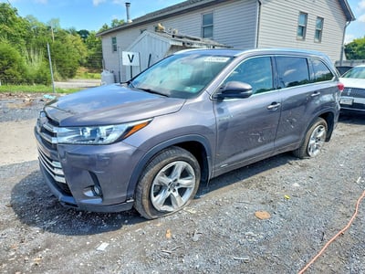 5TDDGRFH3JS****** 2018 Toyota Highlander