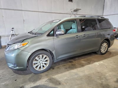 5TDJK3DCXBS****** 2011 Toyota Sienna