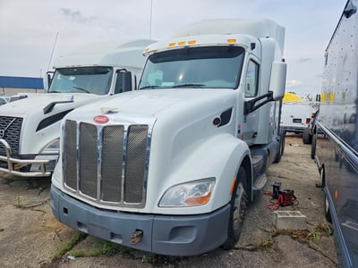 1XPBD49X4FD****** 2015 Peterbilt 579