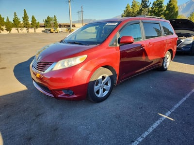 5TDKZ3DC1HS****** 2017 Toyota Sienna