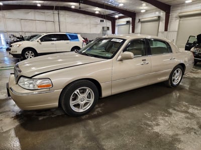 1LNHM83W84Y****** 2004 Lincoln Town Car
