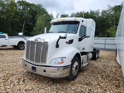 1XPBDP9X2HD****** 2017 Peterbilt 579
