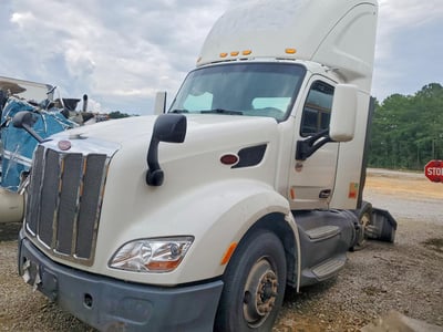 1XPBA48X7HD****** 2017 Peterbilt 579