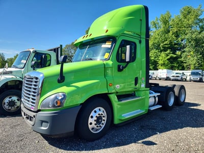 3AKJGEDR1JD****** 2018 Freightliner Cascadia 125
