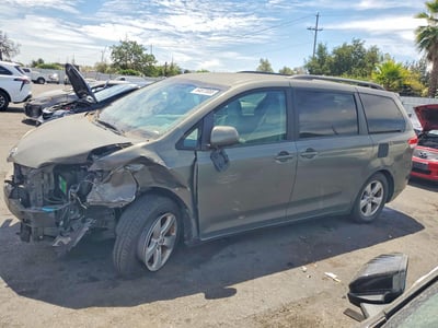 5TDKK3DC9BS****** 2011 Toyota Sienna