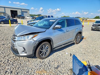 5TDKZRFH0JS****** 2018 Toyota Highlander