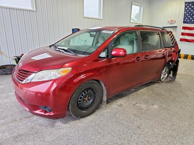 5TDKZ3DC8HS****** 2017 Toyota Sienna