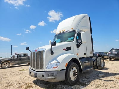 1XPBA48X8HD****** 2017 Peterbilt 579