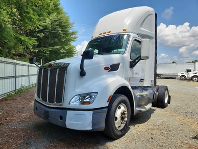 1XPBA48X2HD****** 2017 Peterbilt 579