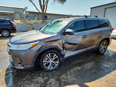 5TDZZRFH1HS****** 2017 Toyota Highlander