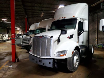 1XPBA48X7HD****** 2017 Peterbilt 579