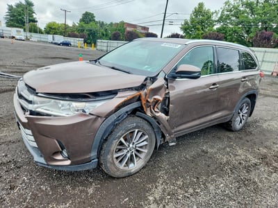 5TDJZRFH1JS****** 2018 Toyota Highlander