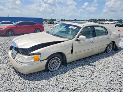 1LNHM83W7XY****** 1999 Lincoln Town Car