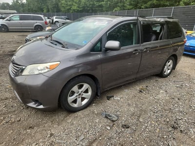 5TDKZ3DC9HS****** 2017 Toyota Sienna